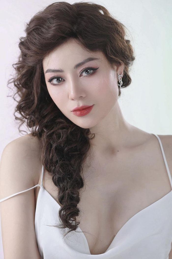 Diễn viên Thanh Hương khoe vai gầy.