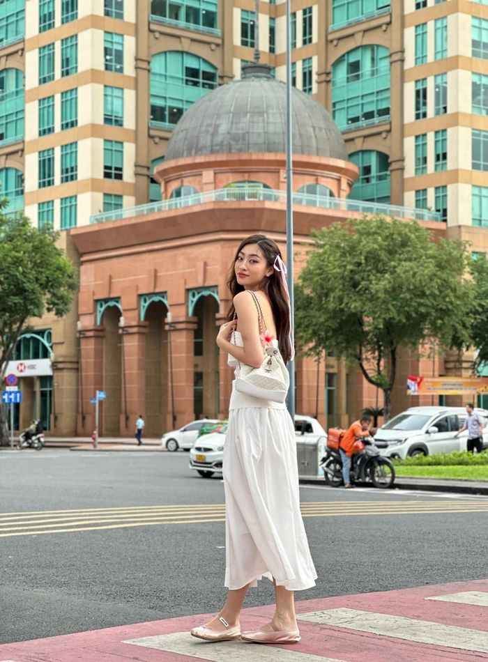 Hoa hậu Lương Thùy Linh dịu dàng xuống phố.