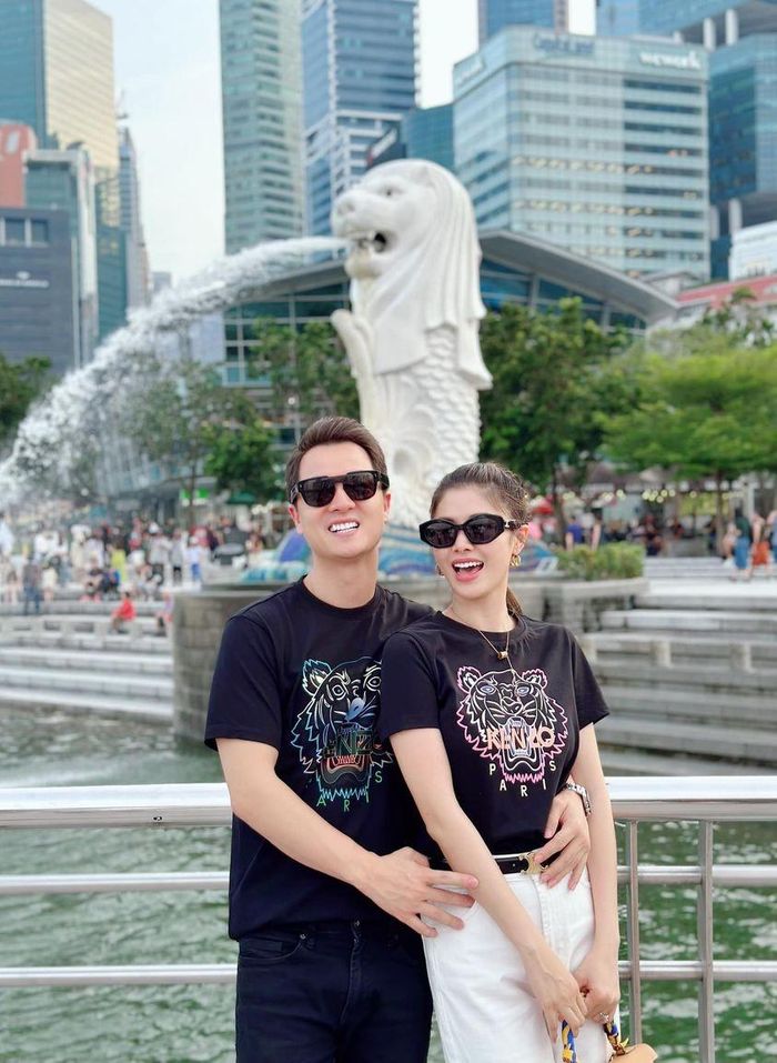 Vợ chồng Đăng Khôi trong chuyến du lịch tại Singapore.
