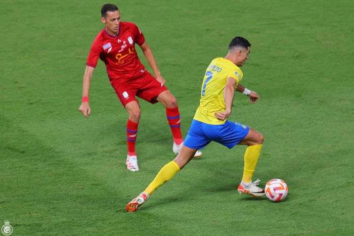 Ronaldo cũng chơi xông xáo, anh có vài cơ hội ngon ăn nhưng không thể chuyển hóa thành bàn thắng