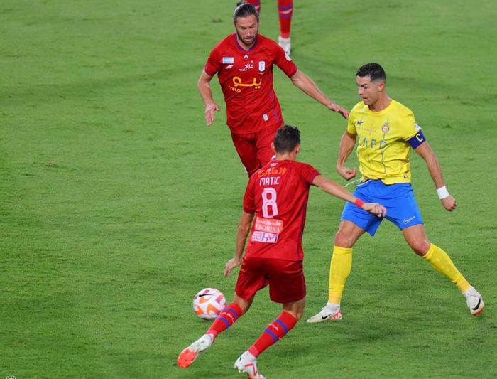 Ronaldo và các đồng đội kém đội đầu bảng Al Taawon 3 điểm và đội nhì bảng Al Hilal 1 điểm, nhưng Al Hilal đá ít hơn 1 trận.