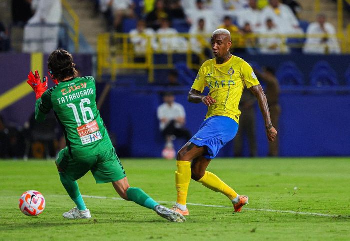 Phút 28, đến lượt Talisca lập công sau pha kiến tạo như dọn cỗ của Sadio Mane