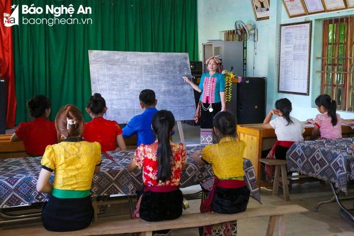  Từ những năm 2010, nơi này bắt đầu phát triển theo chủ trương phát triển du lịch cộng đồng của toàn tỉnh Nghệ An. Các nét văn hóa của người Chiềng Ngam trở thành thế mạnh để phát triển du lịch. Nghề dệt thổ cẩm, trồng dâu nuôi tằm được khôi phục. Chữ Lai Tay, một trong những hệ chữ viết từng được sử dụng trước đây được khôi phục và truyền dạy. Các làn điệu dân ca, nhạc cụ của người Thái cũng được chế tác, truyền dạy bởi các nghệ nhân. Ảnh: Hữu Vi 
