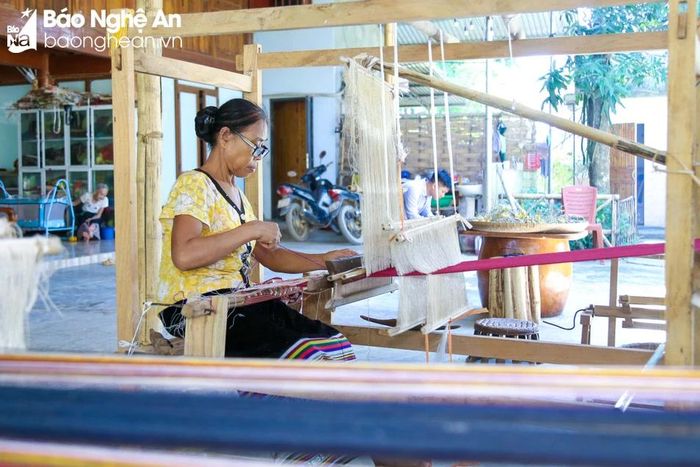  Ngoài văn hóa lúa nước đặc sắc, người Thái ở Chiềng Ngam trồng dâu, nuôi tằm, dệt thổ cẩm và lưu giữ văn hóa nhà sàn, tục uống rượu cần và những nét văn hóa khác khiến du khách về với đất này vẫn có những ấn tượng tốt đẹp. Ảnh: Hữu Vi 