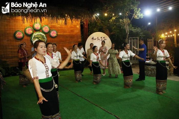  Ngày nay, đến với mường Chiềng Ngam, du khách thấy được một diện mạo đổi mới song những nét văn hóa cổ xưa vẫn được lưu giữ. Tiếng khèn, tiếng sáo, hội cồng chiêng vẫn vang lên dưới mái nhà sàn. Những nét văn hóa này hiện nay được thể hiện trong các tiết mục văn nghệ, các cuộc hội hè đón tiếp du khách. Một Chiềng Ngam cổ xưa, một chiềng Ngam đổi mới và phát triển đang là bức tranh sống động mà người phương xa rất dễ nhận thấy khi về đất này. Ảnh: Hữu Vi 