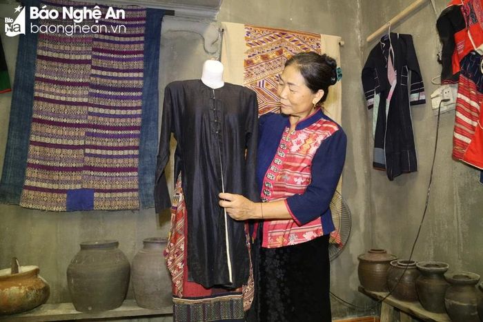  Sưu tầm lưu giữ trang phục cổ. Trong ảnh là bộ trang phục của bà Nàng Hồng, vợ của ông Sầm Văn Viên - Tri Phủ Quỳ Châu cuối cùng. Ảnh: Hữu Vi 