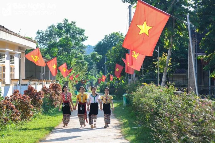  Người Thái trong vùng có câu hát thường được các nghệ nhân nhắc đến khi du khách đến thăm: “Mường Chiềng Ngam ăn cá ba sông”. Đó là các con sông nhỏ Nậm Giải, Nậm Hạt và Nậm Quàng, các chi lưu của sông Hiếu. Ba con sông đã bồi đắp nên những bãi phù sa rộng hàng trăm héc ta, vì thế mà Chiềng Ngam trở thành nơi trồng lúa nước nhiều nhất ở huyện Quỳ Châu. Ảnh: Đình Tuyên 