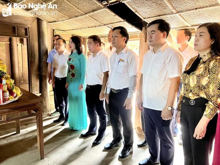  Các đại biểu dâng hương trước bàn thờ ông Nguyễn Sinh Khiêm. Ảnh: Thu Thủy 