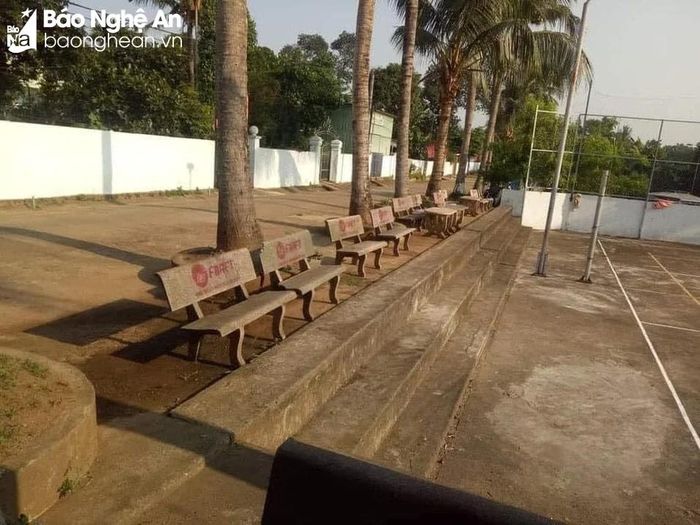  Hàng loạt ghế đá tại hội quán xã Tây Hiếu bị sơn xịt quảng cáo. Ảnh: Minh Thái 