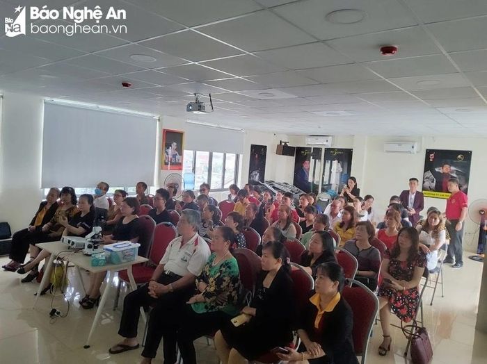  Tổ chức hội thảo lôi kéo người già. Ảnh: TH 