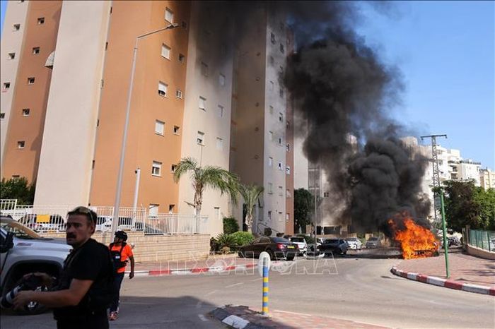 Xe ô tô bị cháy ở Ashkelon, Israel, sau vụ tấn công bằng rocket từ Dải Gaza, ngày 7/10/2023. Ảnh: AFP/TTXVN