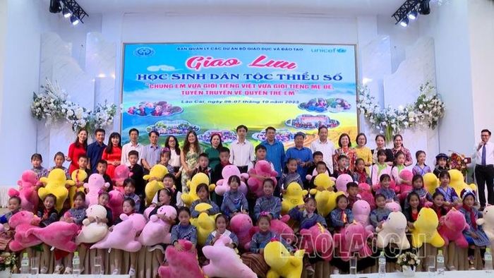  Đại biểu tặng quà cho các em học sinh dân tộc thiểu số tham gia buổi giao lưu. 