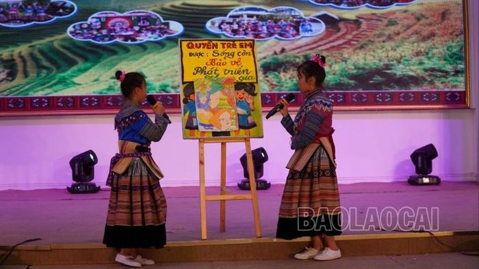  Các đội thi tham gia tìm hiểu và thuyết trình về chủ đề quyền trẻ em. 