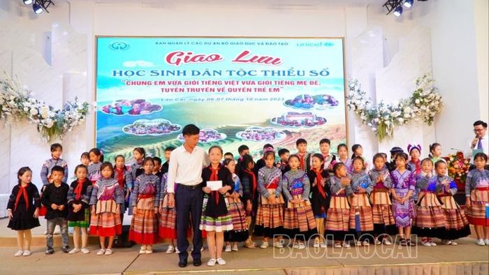  Trao giải cho các đội thi tham gia buổi giao lưu học sinh dân tộc thiểu số. 