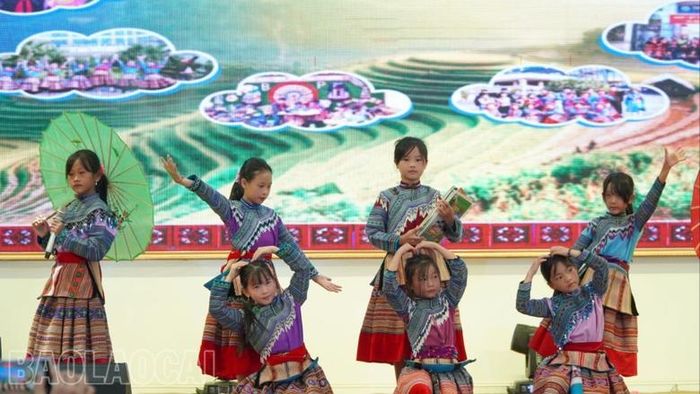  Các đội thi thể hiện kỹ năng tiếng Việt và tiếng mẹ đẻ thông qua các tiết mục văn nghệ. 