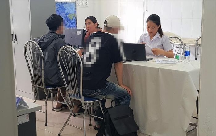 Cán bộ y tế tư vấn sử dụng thuốc kháng virus HIV cho khách hàng sáng 7/10