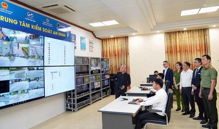 Ứng dụng căn cước công dân gắn chip điện tử, VNeID phục vụ kiểm soát an ninh và chấm công tại doanh nghiệp được triển khai thí điểm tại Công ty cổ phần Xi măng Xuân Thành (xã Thanh Nghị, huyện Thanh Liêm, tỉnh Hà Nam). Ảnh: TTXVN