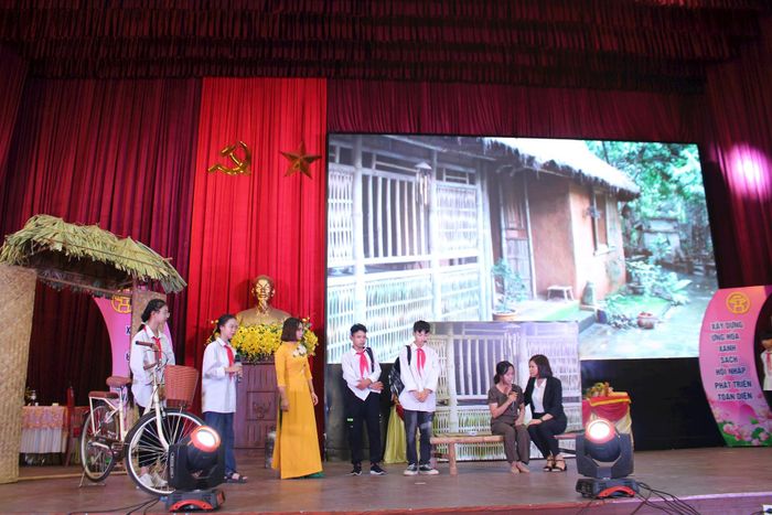 Thi tiểu phẩm.