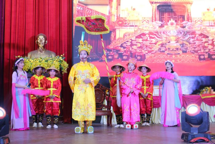 Thi tiểu phẩm.