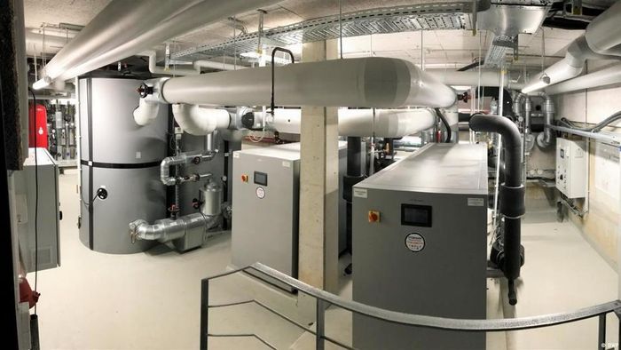 Phòng máy bơm nhiệt ở Munich sử dụng nhiệt thải có thể cung cấp nhiệt cho 117 căn hộ; nước mất nhiệt sẽ đi vào hệ thống mạng làm mát. Ảnh DW.