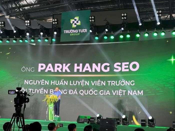 HLV Park hứa sẽ giúp đỡ HLV Anh Đức và CLB Bình Phước khi cần (Ảnh: CLB Bình Phước)