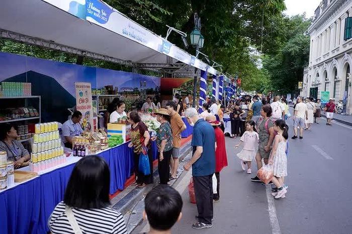 Du khách tham quan các gian hàng đặc sản Tây Ninh