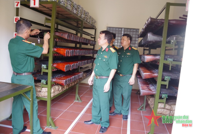 Đại tá Mai Văn Tốc, Trưởng phòng Quân khí, Cục Kỹ thuật Quân khu 2 kiểm tra công tác bảo quản vũ khí tại Lữ đoàn Thông tin 604 (Quân khu 2). 