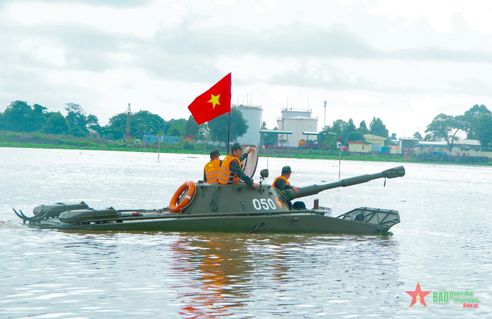  Kiểm tra lái bơi cho các lái xe ở Lữ đoàn Tăng thiết giáp 416 (Quân khu 9). 