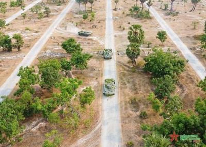 Xe tăng, thiết giáp của lữ đoàn cơ động ra thao trường. 