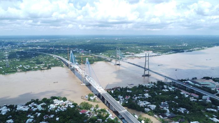 Cầu Mỹ Thuận 2 bắc qua sông Tiền, là công trình trọng điểm khu vực Tây Nam Bộ, giúp giải tỏa, kết nối giao thông vùng và rút ngắn thời gian di chuyển từ TP.HCM đến vùng trung tâm kinh tế khu vực Tây Nam Bộ.