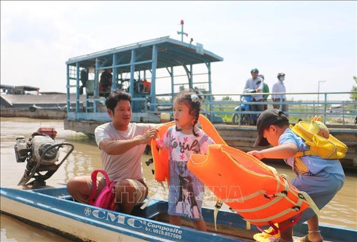 Việc miễn, giảm học phí góp phần giảm bớt gánh nặng đối với người dân có thu nhập thấp, người có hoàn cảnh kinh tế khó khăn. Ảnh minh họa: Công Mạo/TTXVN