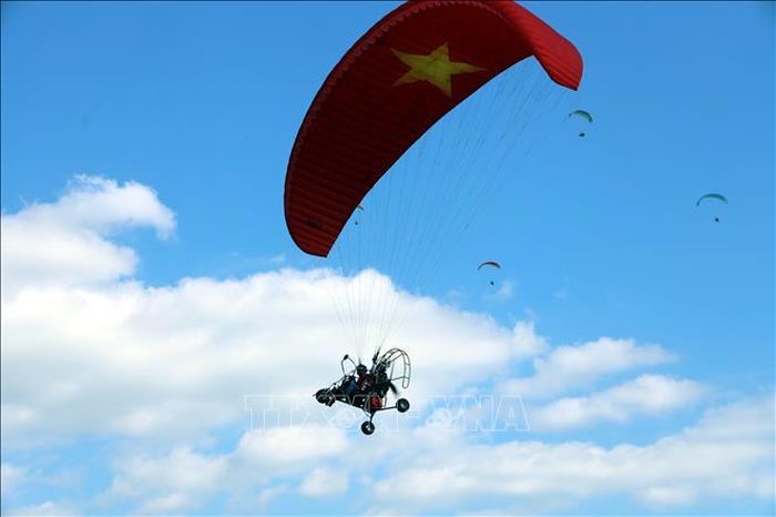 Màn trình diễn dù lượn tại sự kiện.