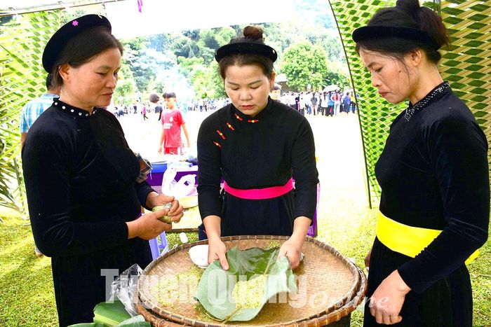Cốm được gói bằng lá chuối tươi hơ qua lửa.