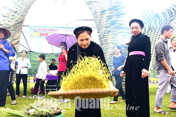 Người dân sảy cốm.