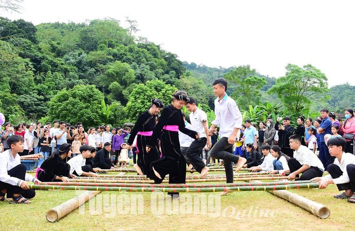 Các em học sinh trên địa bàn xã tham gia nhảy sạp tại Lễ hội giã cốm, hội chợ quê xã Côn Lôn.