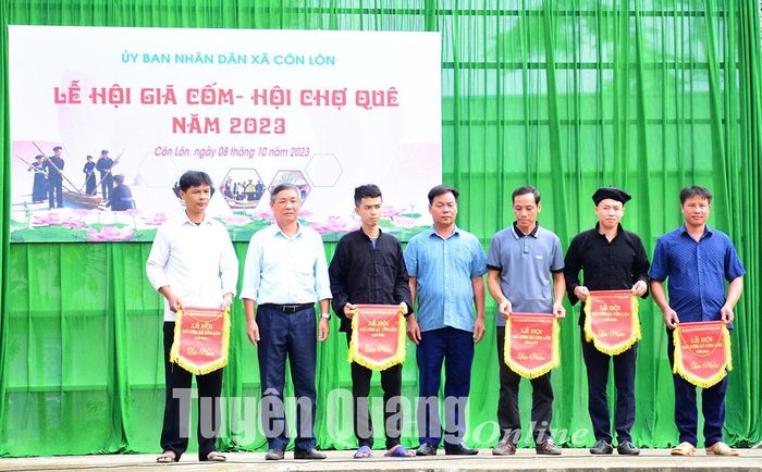 Ban Tổ chức trao cờ lưu niệm cho các đội tham gia Lễ hội giã cốm.