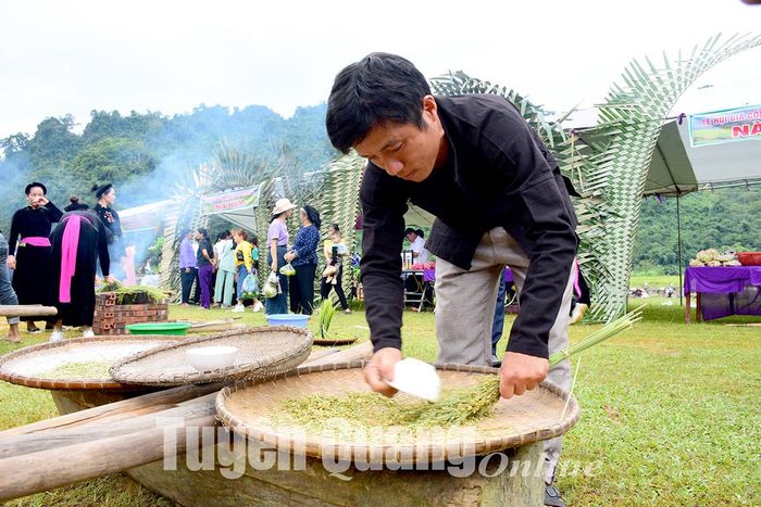Người dân dùng bát để tuốt lúa.