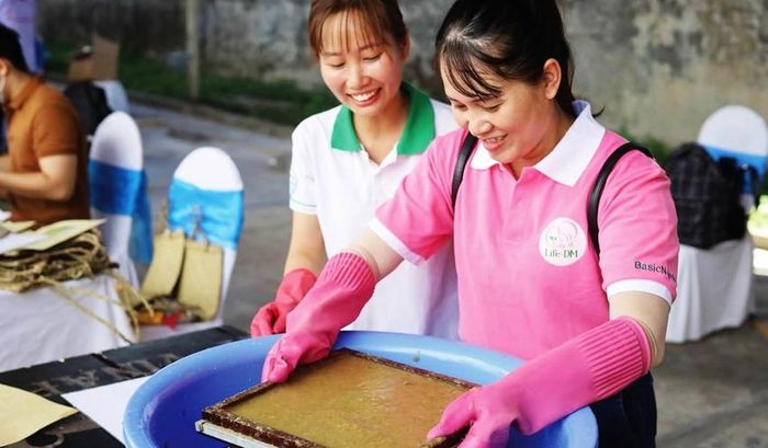 Trải nghiệm làm giấy tái chế từ rơm