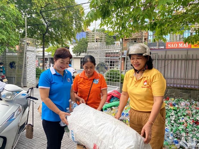 Hội viên phụ nữ mang rác tái chế đến để đổi quà
