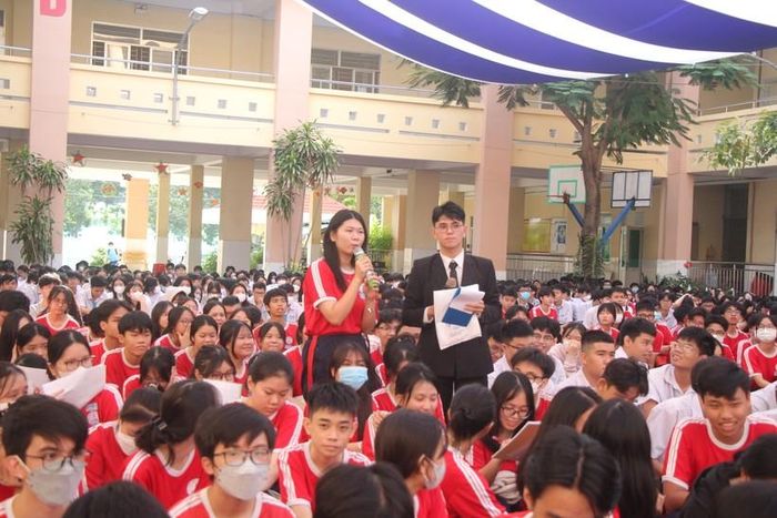 Học sinh đặt câu hỏi với các thủ khoa.