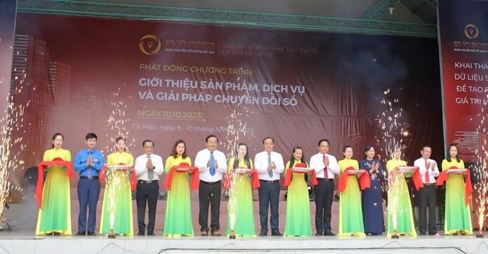 Lãnh đạo Cà Mau cắt băng khai mạc giới thiệu sản phẩm, dịch vụ và giải pháp Chuyển đổi số quốc gia.