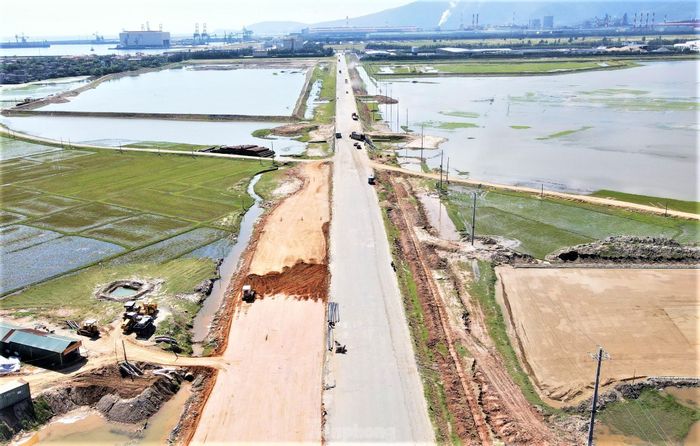 Các xe chở đất cho các công trình trên địa bàn thị xã Kỳ Anh.