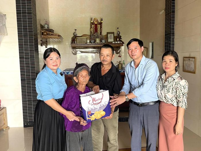  Đảng ủy, chính quyền xã Nghĩa Lâm thường xuyên quan tâm đến các gia đình chính sách. Ảnh: Minh Thái 