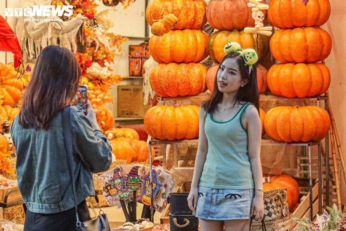 Nhiều bạn trẻ kéo đến đây để check-in và mua sắm cho lễ hội Halloween.