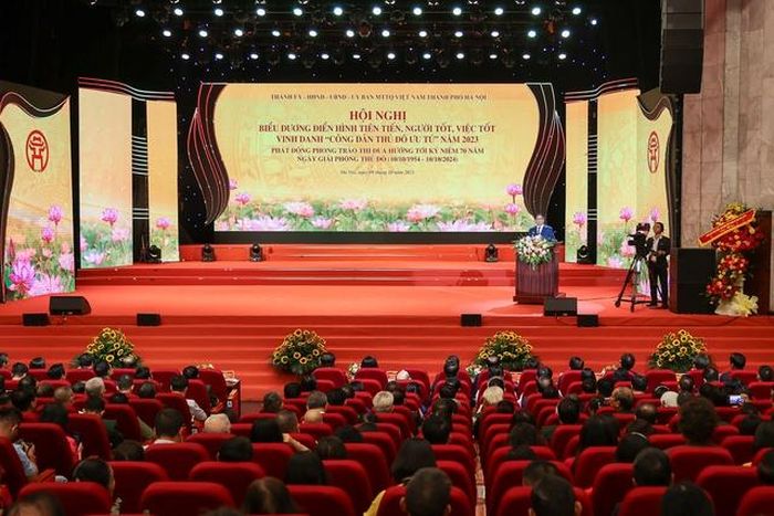 Thay mặt lãnh đạo Đảng và Nhà nước, Thủ tướng nhiệt liệt chúc mừng và biểu dương những kết quả, thành tích trong phong trào thi đua yêu nước của TP. Hà Nội - Ảnh: VGP/Nhật Bắc.