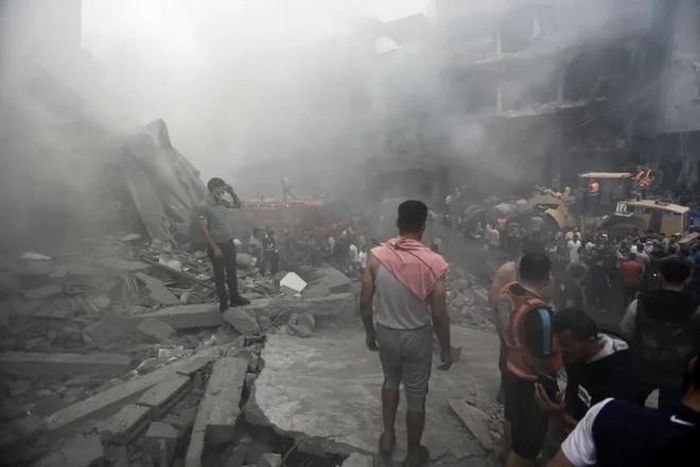 Khói bụi bốc lên sau khi tên lửa Israel bắn trúng trại tị nạn Jabalia ở Gaza ngày 9-10-2023