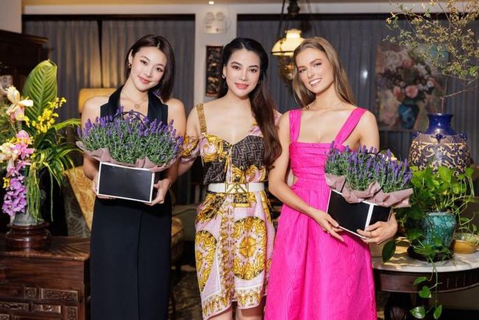 Hoa hậu Mina Sue Choi (bìa trái) rất vui trong lần thứ hai trở lại Việt Nam
