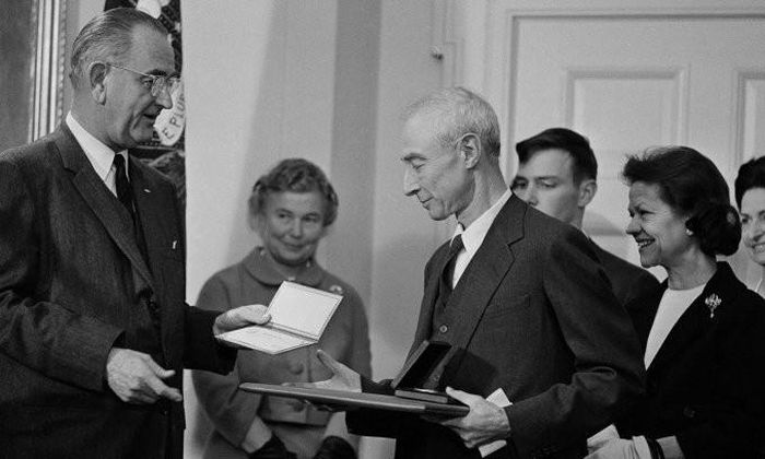 Oppenheimer được cựu Tổng thống Mỹ Lyndon B. Johnson trao giải thưởng Enrico Fermi vào ngày 2/12/1963. 