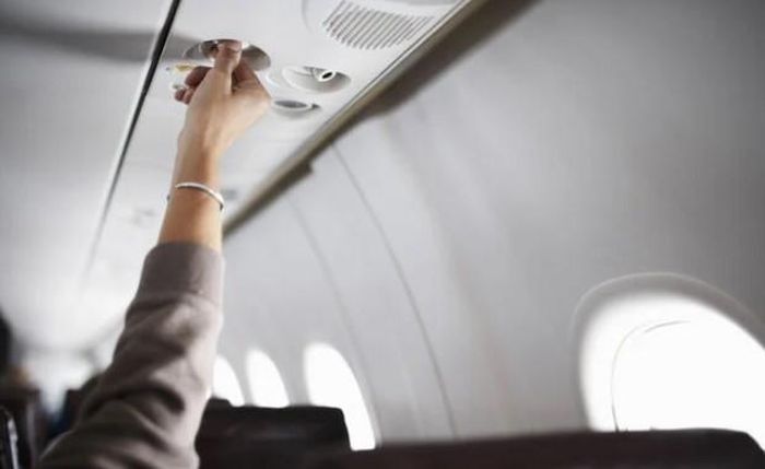 Tránh nguy cơ mắc bệnh do virus là một trong những lý do chúng ta không nên đóng lỗ thông gió trên máy bay. (Ảnh: The Telegraph)