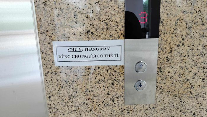 Chỉ cán bộ, công chức và người có thẻ từ mới sử dụng được thang máy trụ sở phường Đông Thọ.